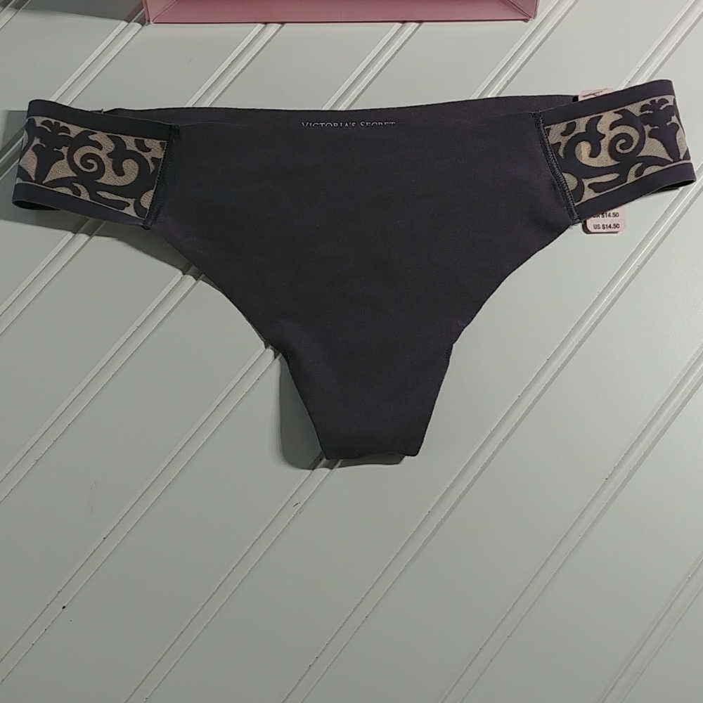 3/$25.- Victoria's Secret Seamless Scroll Thongs - Picture 6 of 9